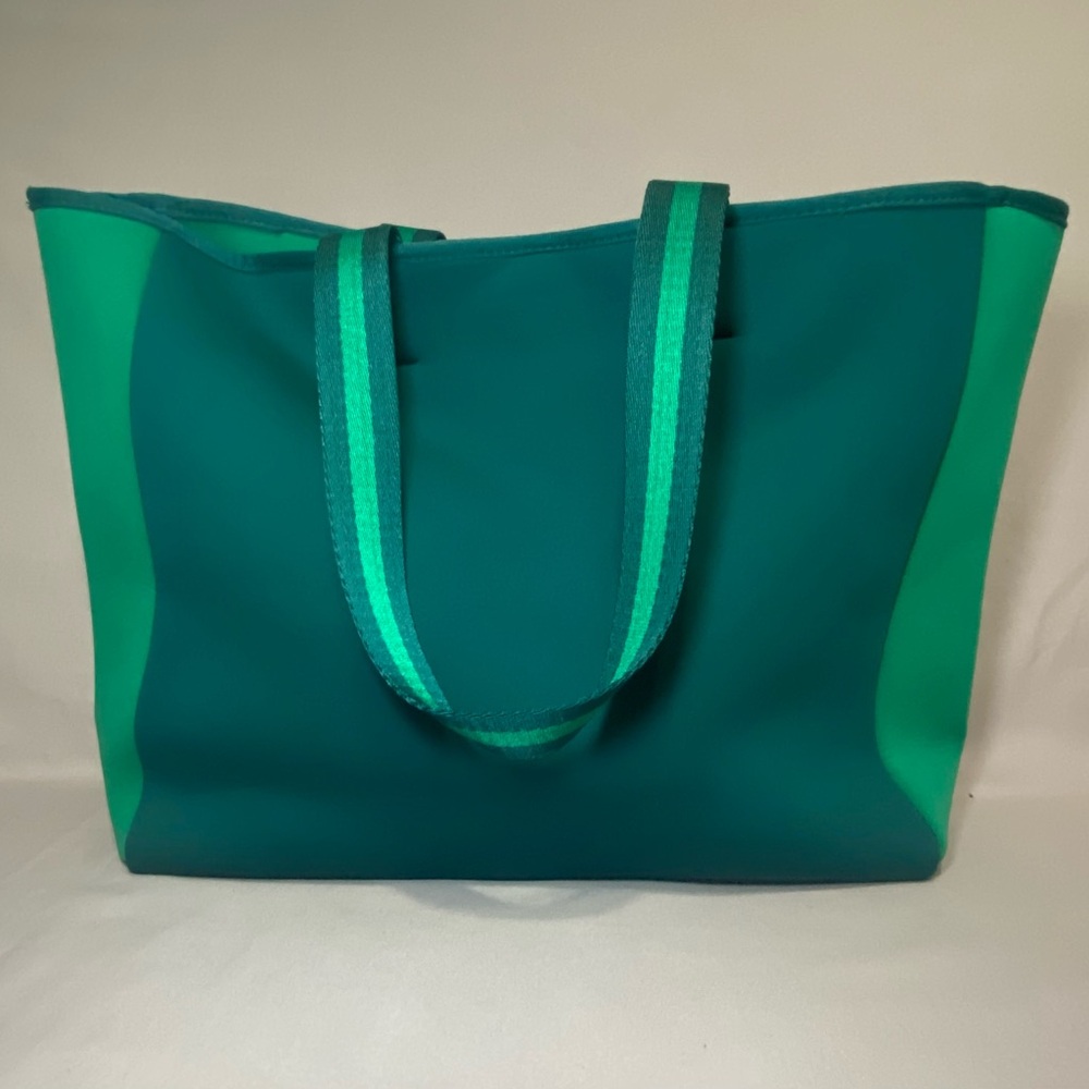 Summersalt Neoprene Water Resistant Beach Tote bag in seagrass and seaweed green